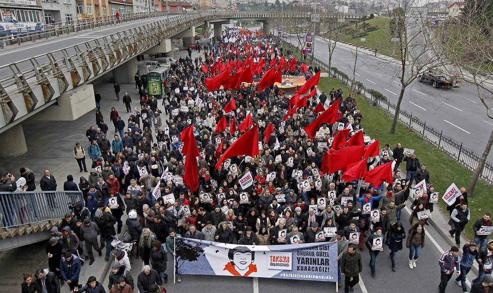 Protesty kvůli zabití Berkina Elvana.