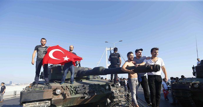 Pokus o státní převrat v Turecku. Nejméně 90 mrtvých a 1500 zraněných.