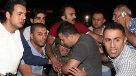 Mučení a znásilňování: Police v Turecku mučí pučisty.