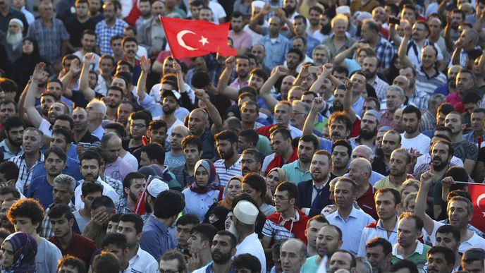 Lidé protestují proti převratu, vyjadřují podporu Erdoganovi.