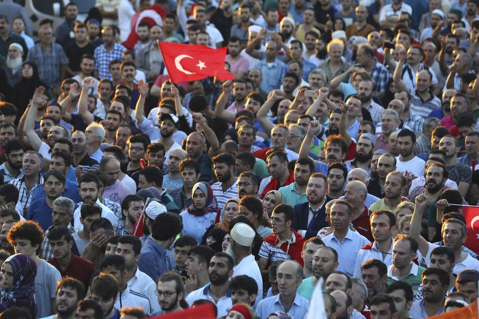 Lidé protestující proti převratu, vyjadřující podporu Erdoganovi.