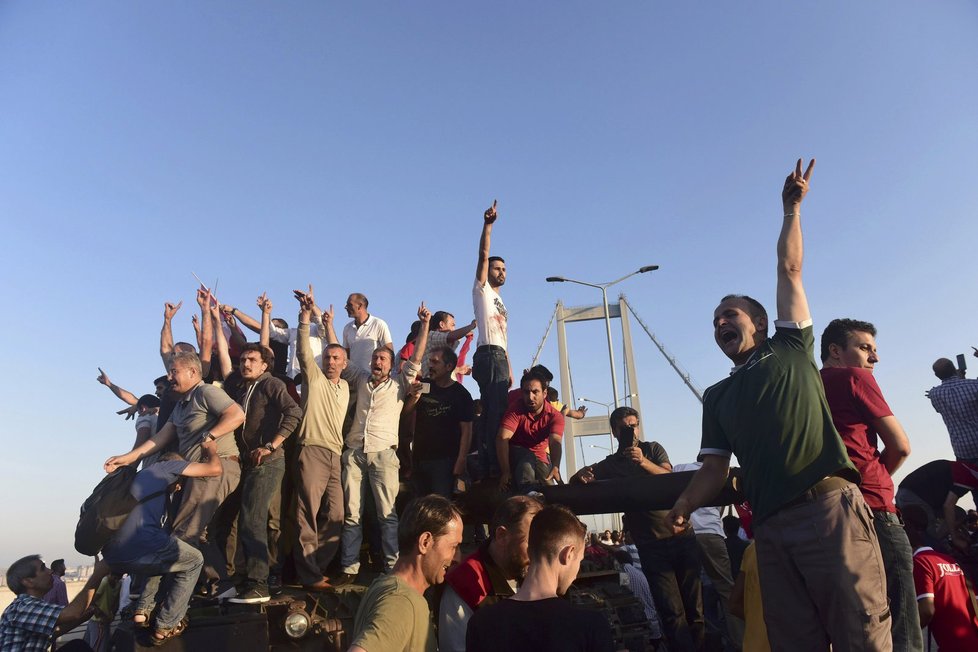 Civilisté v Istanbulu oslavují, 50 vojáků z řad rebelů se vzdalo.