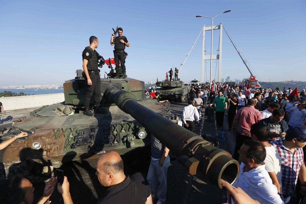 Pokus o státní převrat v Turecku. Nejméně 90 mrtvých a 1500 zraněných.