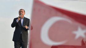 Zachránili Rusové Erdoganovi život? Prezidenta varovali pár hodin před pučem.