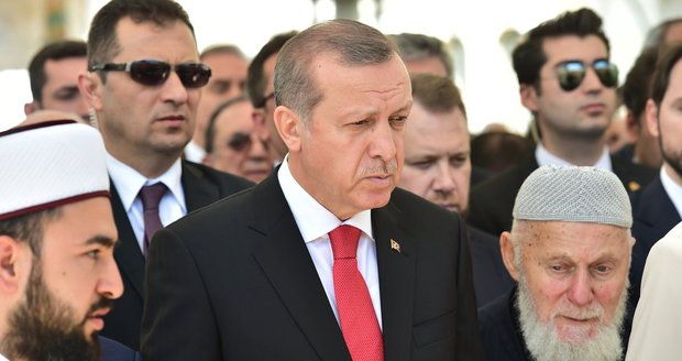 Erdogan: Může dojít ke změnám v ústavě i prodloužení výjimečného stavu