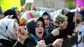 Strach a nejistota v Turecku: Panují obavy z islamizace země.