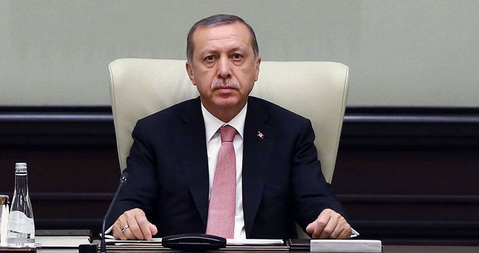 Erdogan chce mít pod kontrolou armádu i rozvědku. Navrhuje změnu ústavy.