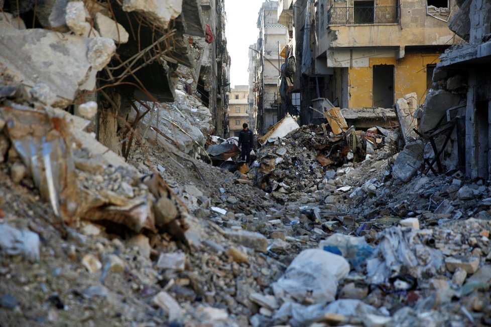 Postup Turecka otevřel v syrské občanské válce novou frontu, informovala agentura Reuters.