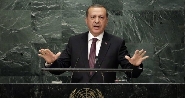 Erdogan v OSN peskoval Brusel. Turecký prezident vychválil invazi do Sýrie