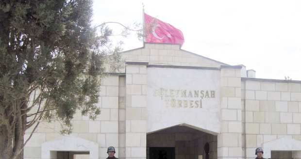 Hrob Sulejmána je zničen: Turecko evakuovalo ze Sýrie své vojáky. Ostatky odvezli