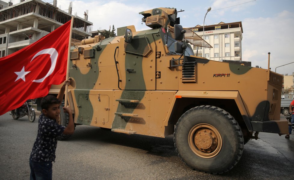 Turci pokračují v invazi na Kurdy v severní Sýrii. Kritika vůči jejich počínání sílí (16. 10. 2019)