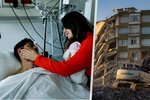 Počty obětí zemětřesení v Turecku a Sýrii stoupají: Mrtvých je přes 45 tisíc, z trosek tahají i živé