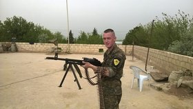 Miroslav Farkas se otevřeně prezentuje jako bojovník kurdských milicí.
