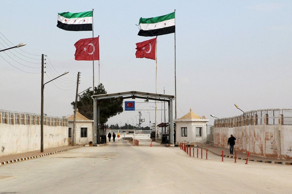 Hraniční přechod mezi územím ovládaném tzv. Svobodnou syrskou armádou a Tureckem.