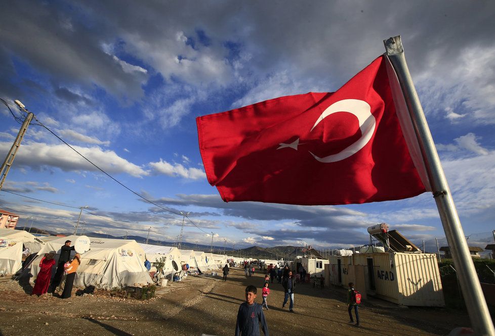 Turci střílejí uprchlíky: Nešetří ani děti.