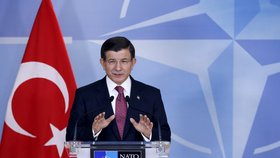 Turecký premiér Davutoglu útok na Su-24 obhajoval, Ankara jen „bránila své bratry v Sýrii“.