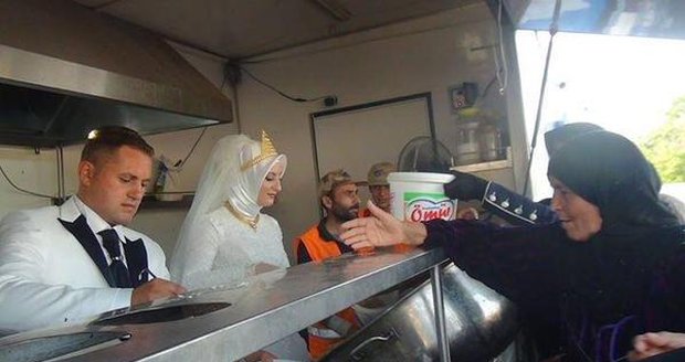 Netradiční svatební hostina: novomanželé nakrmili 4 tisíce syrských uprchlíků