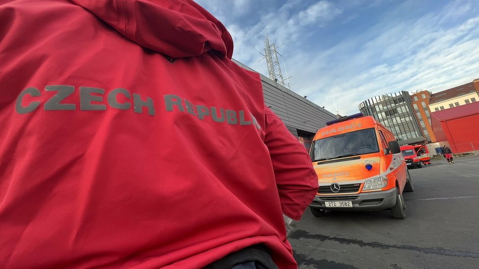 Výjezd do Turecka: Nástup záchanářů na hasičské stanici v Holešovicích (6. 2. 2023).