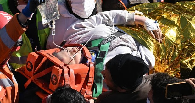 Zázračná záchrana dívky (17) a ženy (42) z trosek! 257 hodin po ničivém zemětřesení v Turecku