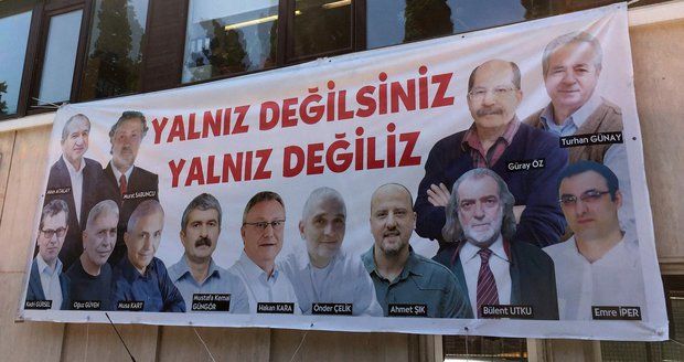 Až 43 let v base. Erdogan chce zavřít opoziční novináře, údajně pomáhali s pučem