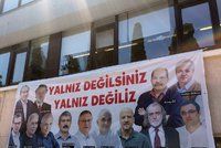 Až 43 let v base. Erdogan chce zavřít opoziční novináře, údajně pomáhali s pučem
