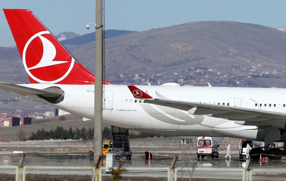 Let Turkish Airlines z Teheránu do Istanbulu musel nouzově přistát v Ankaře. U cestujících je podezření na koronavirus.