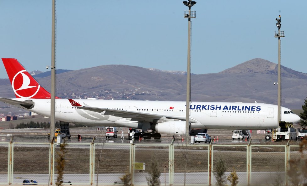 Let Turkish Airlines z Teheránu do Istanbulu musel nouzově přistát v Ankaře. U cestujících je podezření na koronavirus.