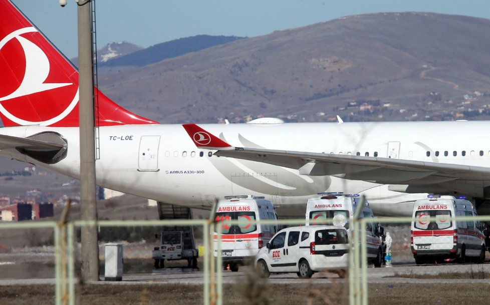 Let Turkish Airlines z Teheránu do Istanbulu musel nouzově přistát v Ankaře. U cestujících je podezření na koronavirus.