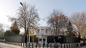 Neznámý útočník časně ráno několikrát vystřelil z auta na americkou ambasádu v Ankaře a ujel. Nikdo nebyl zraněn