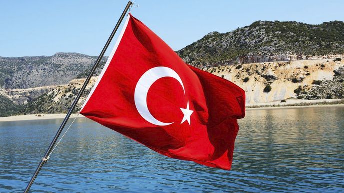 Turecká lira padla v závěru týdne na historické dno a zahraniční investoři požadují za půjčku vládě v Ankaře úroky blízké historickému rekordu.