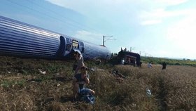 Několik mrtvých a zraněných si v neděli vyžádala železniční nehoda na severozápadě Turecka.