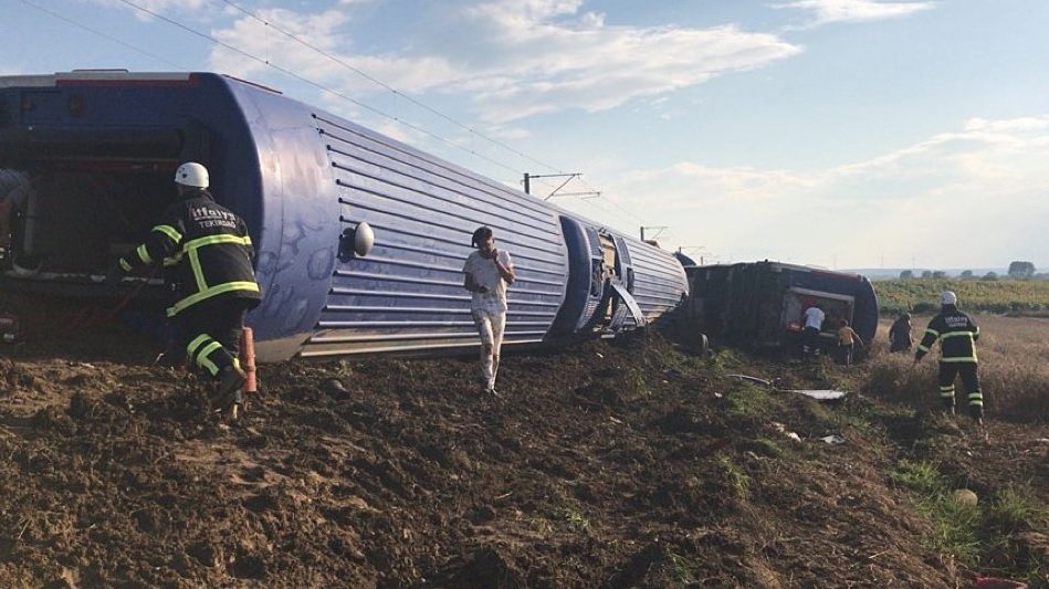 Na nejméně 24 mrtvých vzrostl podle turecké vlády počet obětí nedělní nehody příměstského vlaku