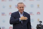 Předvolební setkání tureckého prezidenta Recep Tayyip Erdogana, který slíbil, že provede revizi tureckých zákonu na ochranu zvířat