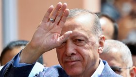 Volby v Turecku: Stávající prezident Erdogan dorazil k volební urně, čekaly na něj davy příznivců (14. 5. 2023).