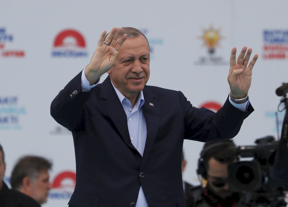 Předvolební setkání tureckého prezidenta Recep Tayyip Erdogana, který slíbil, že provede revizi tureckých zákonu na ochranu zvířat