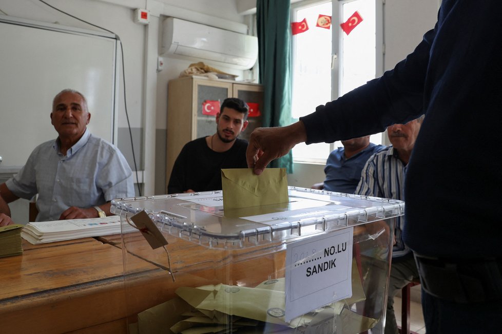 Volby v Turecku: Stávající prezident Erdogan dorazil k volební urně, čekali na něj davy příznivců (14. 5. 2023)
