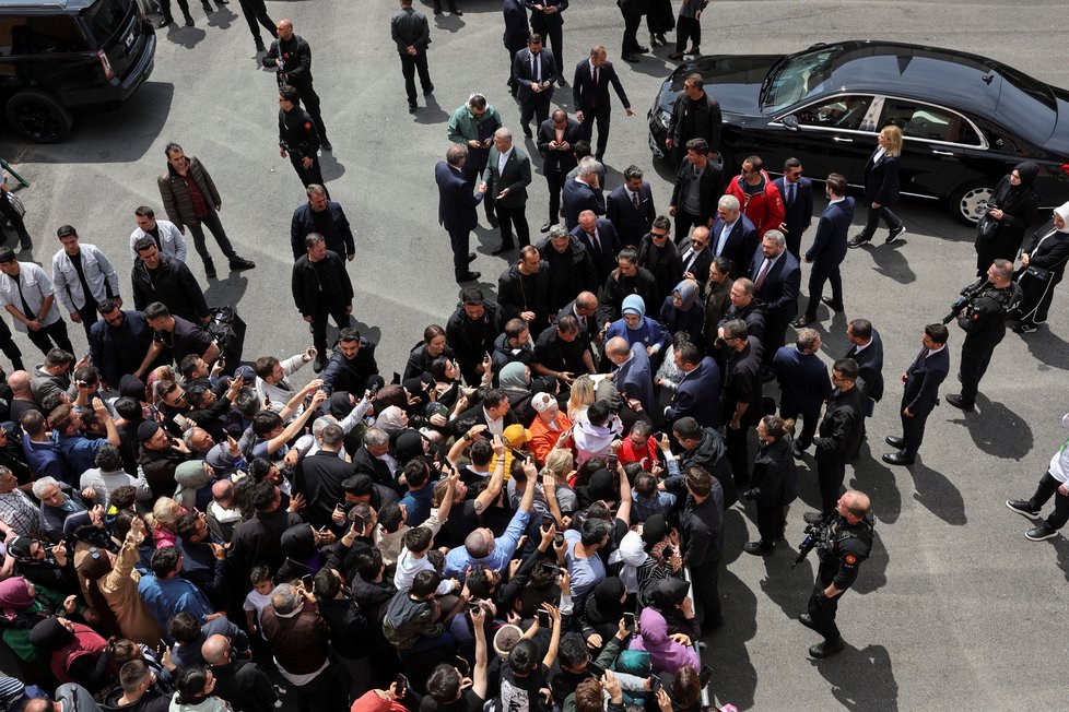Volby v Turecku: Stávající prezident Erdogan dorazil k volební urně, čekali na něj davy příznivců (14. 5. 2023)