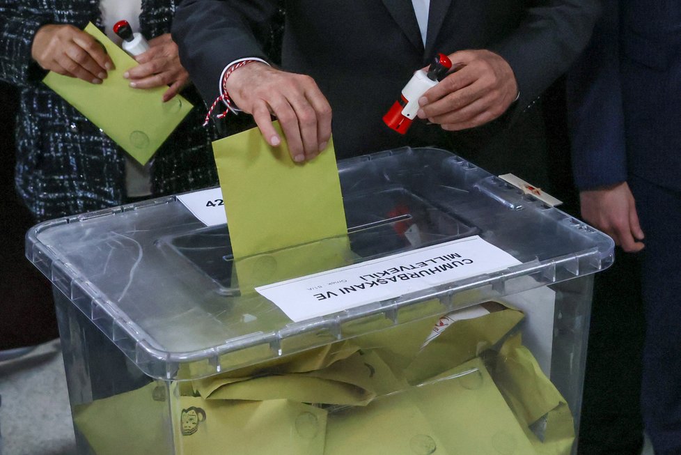 Volby v Turecku: Stávající prezident Erdogan dorazil k volební urně, čekaly na něj davy příznivců (14. 5. 2023).