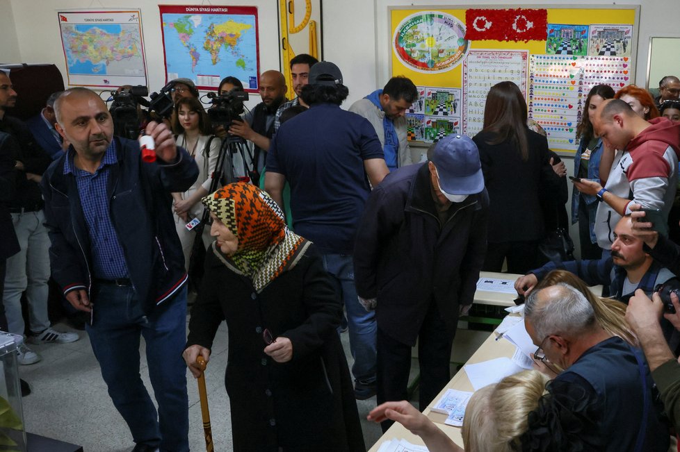 Volby v Turecku: Stávající prezident Erdogan dorazil k volební urně, čekaly na něj davy příznivců (14. 5. 2023).