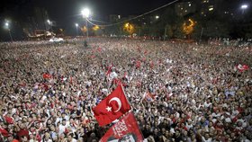 Desetitisíce Turků v Istanbulu oslavovaly vítězství opozice.