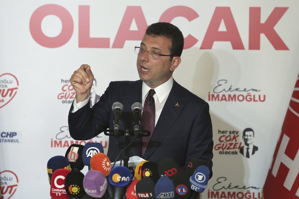 Opoziční kandidát Ekrem Imamoglu se podruhé stal starostou Istanbulu, vyhrál opakované volby.