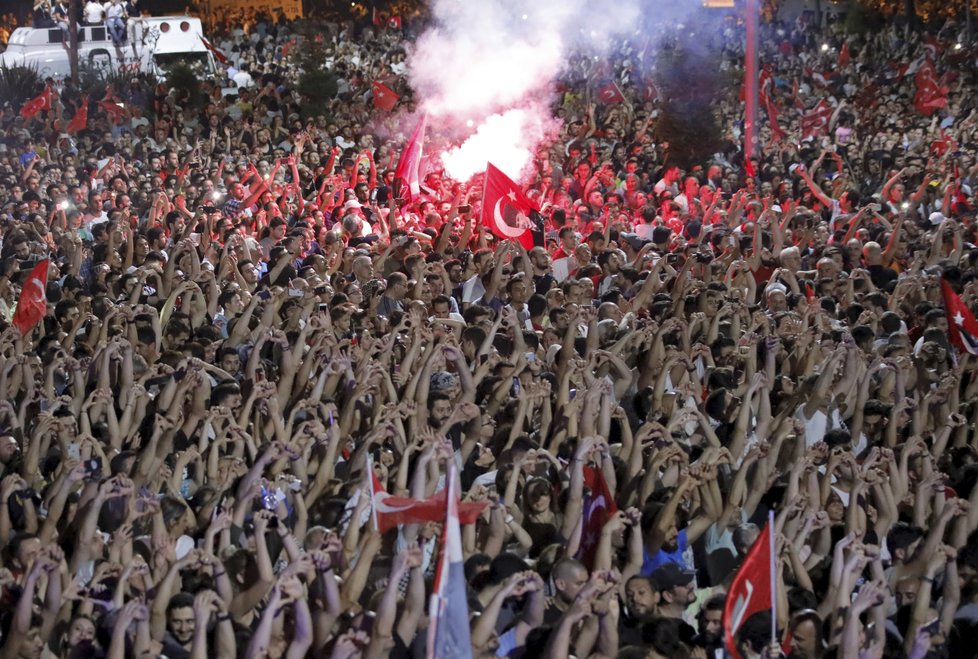 Deseti tisíce Turků v Istanbulu oslavovaly vítězství opozice.