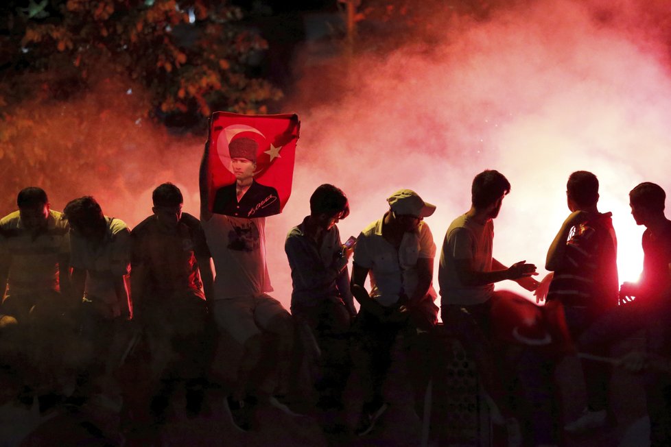 Deseti tisíce Turků v Istanbulu oslavovaly vítězství opozice.