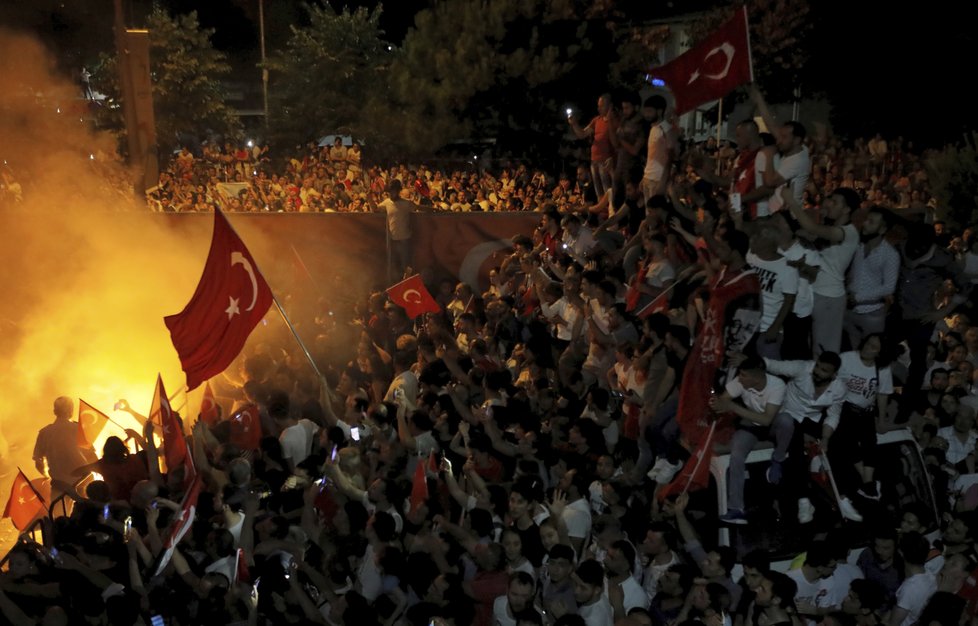 Deseti tisíce Turků v Istanbulu oslavovaly vítězství opozice.