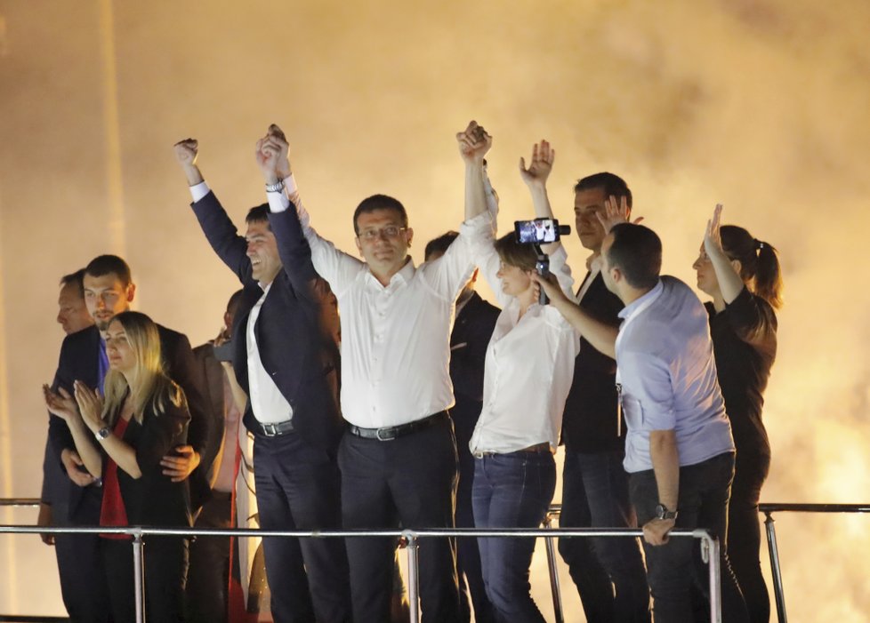 Opoziční kandidát Ekrem Imamoglu se podruhé stal starostou Istanbulu, vyhrál opakované volby.