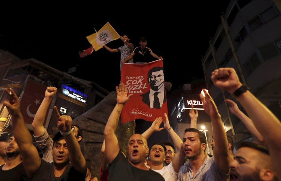 Deseti tisíce Turků v Istanbulu oslavovaly vítězství opozice.