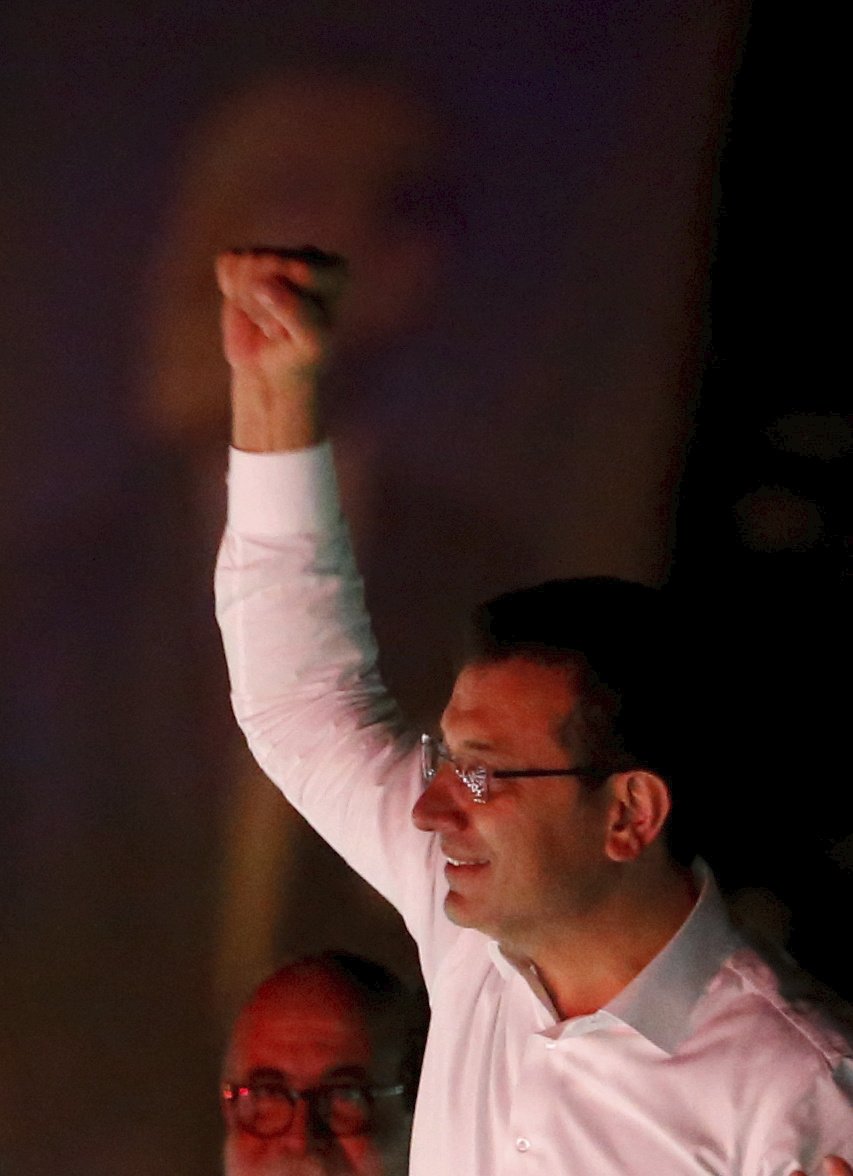 Opoziční kandidát Ekrem Imamoglu se podruhé stal starostou Istanbulu, vyhrál opakované volby.