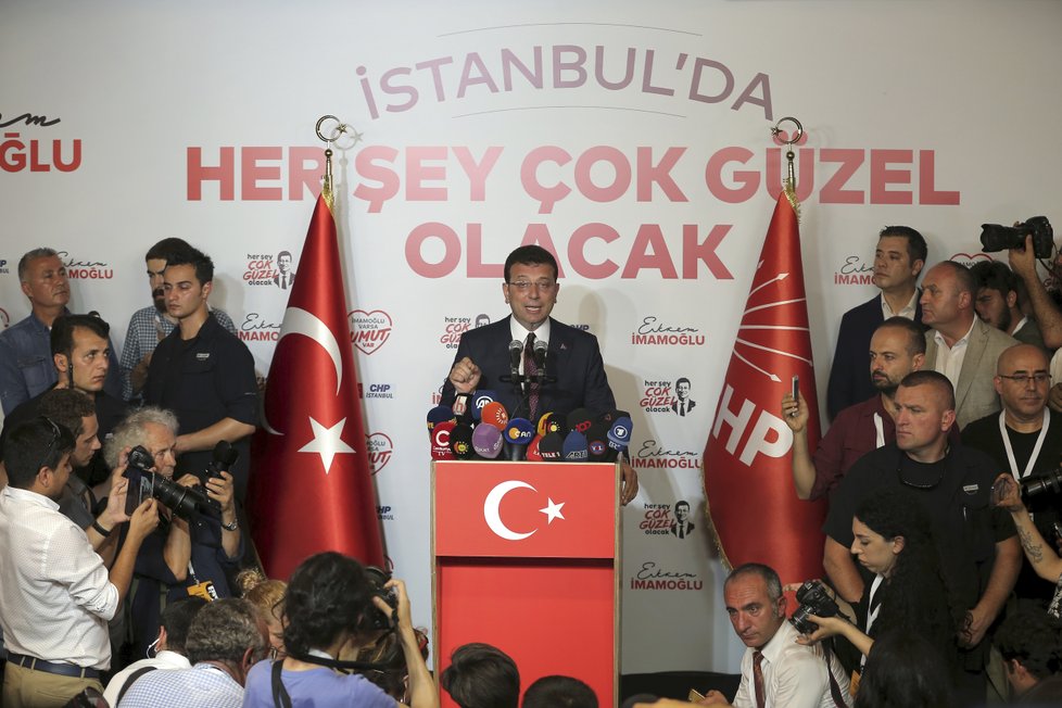 Opoziční kandidát Ekrem Imamoglu se podruhé stal starostou Istanbulu, vyhrál opakované volby.