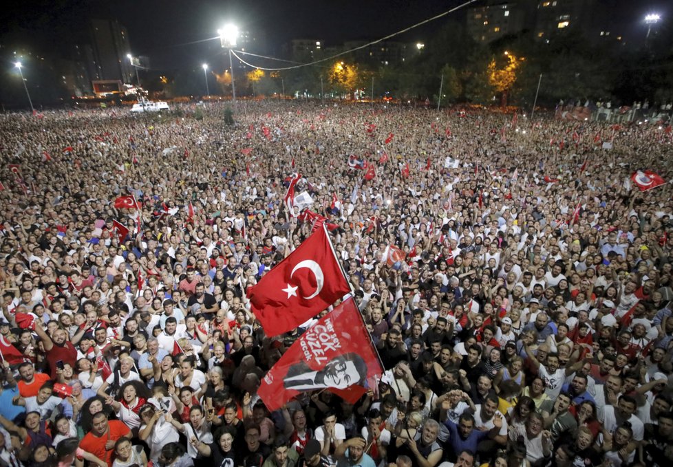 Desetitisíce Turků v Istanbulu oslavovaly vítězství opozice.