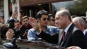 Turci si těsnou většinou odhlasovali v referendu posílení pravomocí pro prezidenta Erdogana. Systém se tu zřejmě změní z parlamentního na prezidentský.